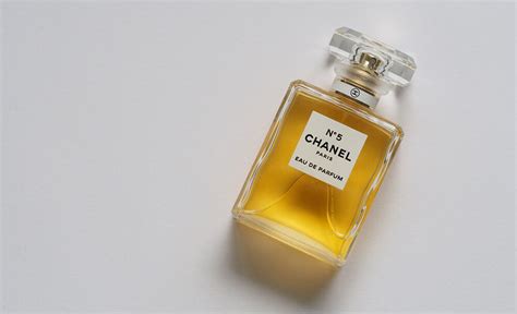 シャネル(CHANEL)の5番(No.5)について徹底解説！香水の香りや .